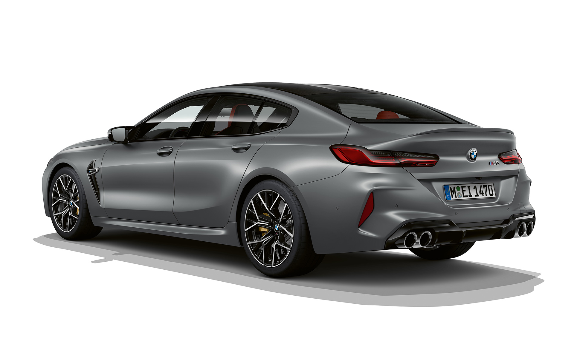 Jaunā BMW M8 Gran Coupé F93, LCI, atjaunināts, 2022, BMW Individual metāliska Frozen Pure Grey krāsa, trīs ceturtdaļu aizmugures skats