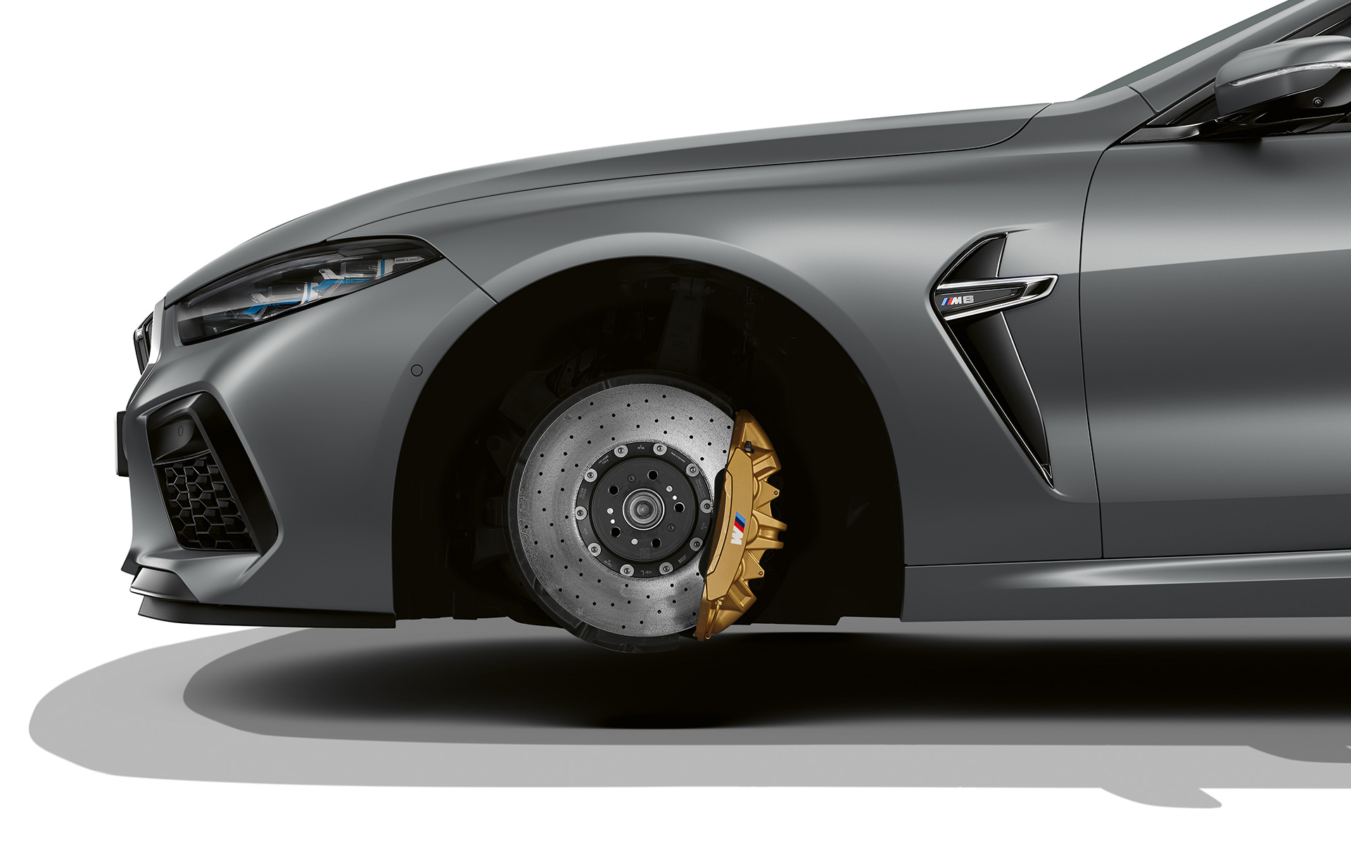 Jaunā BMW M8 Gran Coupé F93, LCI, atjaunināts, 2022, BMW Individual metāliska Frozen Pure Grey krāsa, M oglekļa keramikas bremzes, bez riepām