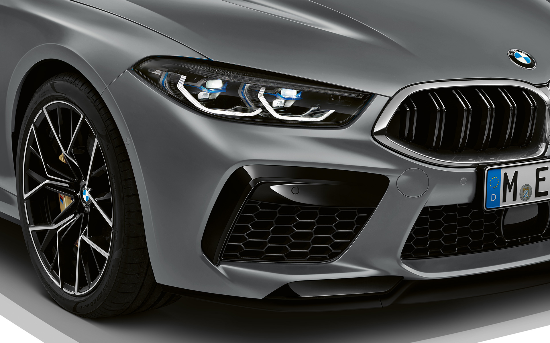 Jaunā BMW M8 Gran Coupé F93, LCI, atjaunināts, 2022, BMW Individual metāliska Frozen Pure Grey krāsa, M priekšējais spoileris, tuvplāns