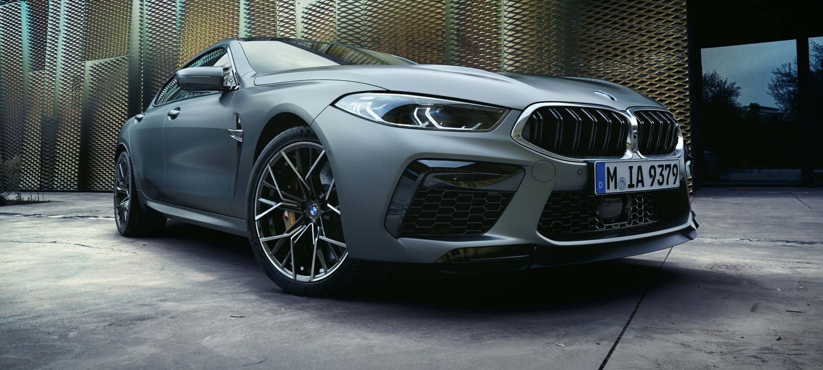 Trīs ceturtdaļu priekšpuses skats, jaunā BMW M8 Gran Coupé F93, LCI, atjaunināts, 2022 Jaunā BMW M8 Competition Gran Coupé F93, LCI, atjaunināts, 2022, BMW Individual metāliska Frozen Pure Grey krāsa, trīs ceturtdaļu priekšpuses skats, zema leņķa uzņēmums