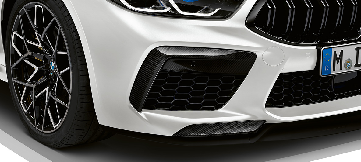 Oglekļa priekšējais difuzors, M oglekļa virsbūves pakotne, jaunā BMW M8 Competition Gran Coupé l F93, LCI, atjaunināts, 2022 Jaunā BMW M8 Competition Gran Coupé F93, LCI, atjaunināts, 2022, BMW Individual metāliska Frozen Brilliant White krāsa, M oglekļa virsbūves pakotne, priekšējais difuzors, tuvplāns