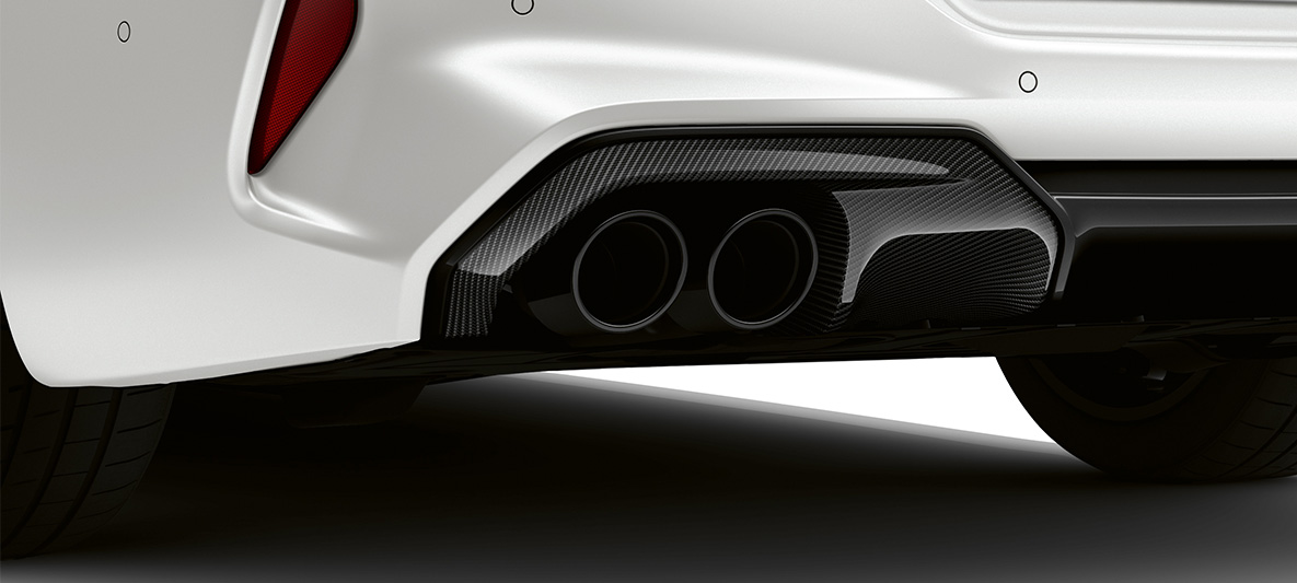 Aizmugurējais apakšējais spoileris, oglekļa šķiedra, M oglekļa virsbūves pakotne, jaunā BMW M8 Competition Gran Coupé F93, LCI, atjaunināts, 2022 Jaunā BMW M8 Competition Gran Coupé F93, LCI, atjaunināts, 2022, BMW Individual metāliska Frozen Brilliant White krāsa, M oglekļa virsbūves pakotne, aizmugurējais apakšējais spoileris, oglekļa šķiedra, tuvplāns
