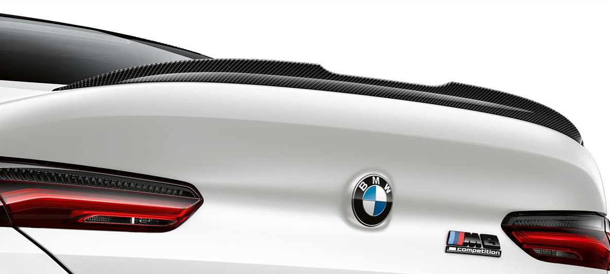 Aizmugurējais spoileris, M oglekļa virsbūves pakotne, jaunā BMW M8 Competition Gran Coupé, F93, LCI, atjaunināts, 2022 Jaunā BMW M8 Competition Gran Coupé F93, LCI, atjaunināts, 2022, BMW Individual metāliska Frozen Brilliant White krāsa, M oglekļa virsbūves pakotne, aizmugurējais spoileris, oglekļa šķiedra, tuvplāns