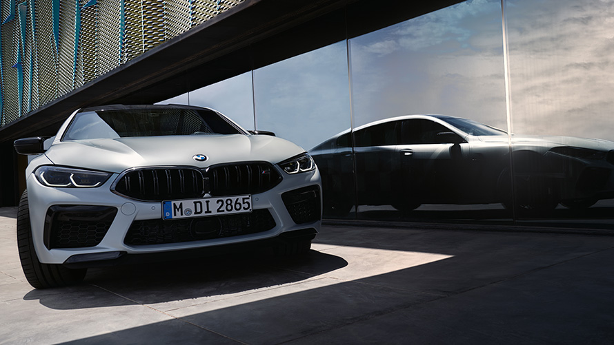 Tehniskie dati, jaunā BMW M8 Competition Gran Coupé F93, LCI, atjaunināts, 2022 Jaunā BMW M8 Competition Gran Coupé F93, LCI, atjaunināts, 2022, BMW Individual metāliska Brilliant White krāsa, priekšpuses skats, tehniskie dati