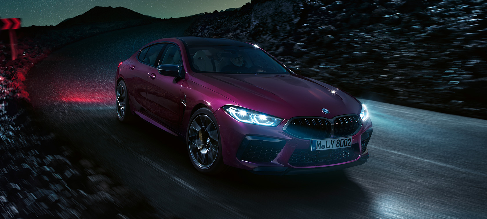 BMW M8 M Competition Gran Coupé, trīs ceturtdaļu priekšpuses skats BMW M8 Competition Gran Coupé F93 2020, BMW Individual metāliska Ametrine krāsa, naktī braucošs automobilis, trīs ceturtdaļu priekšpuses skats