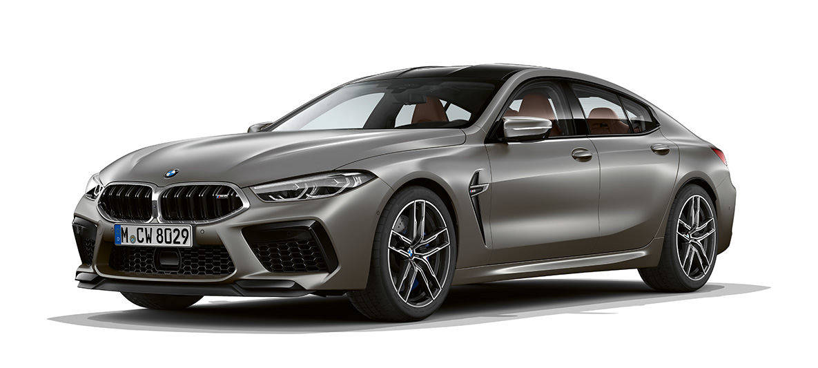 BMW M8 Gran Coupé, trīs ceturtdaļu sānskats BMW M8 Gran Coupé F93 2020, BMW Individual metāliska Frozen Dark Silver krāsa, trīs ceturtdaļu priekšpuses skats