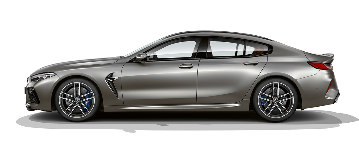 BMW M8 Gran Coupé sānskats BMW M8 Gran Coupé F93 2020, BMW Individual metāliska Frozen Dark Silver krāsa, sānskats