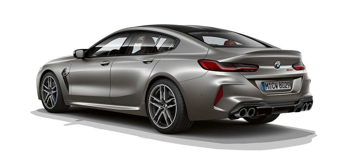 BMW M8 Gran Coupé, trīs ceturtdaļu aizmugures skats BMW M8 Gran Coupé F93 2020, BMW Individual metāliska Frozen Dark Silver krāsa, trīs ceturtdaļu aizmugures skats