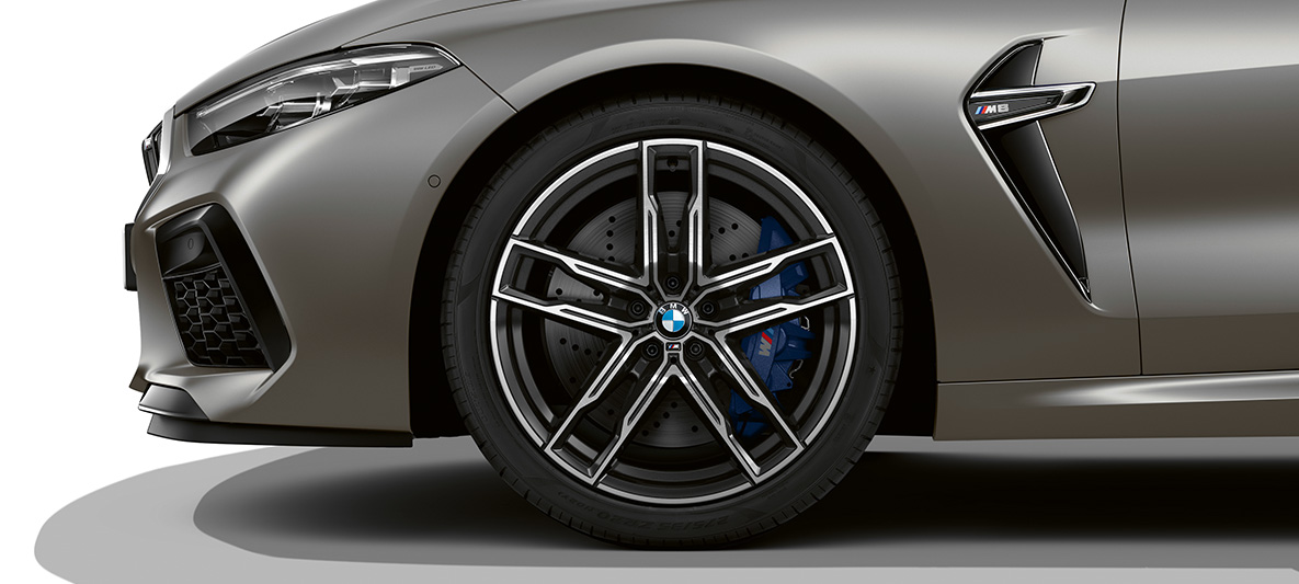 M vieglmetāla diski, BMW M8 Gran Coupé M vieglmetāla diski, BMW M8 Gran Coupé F93 2020, BMW Individual metāliska Frozen Dark Silver krāsa, sānskats