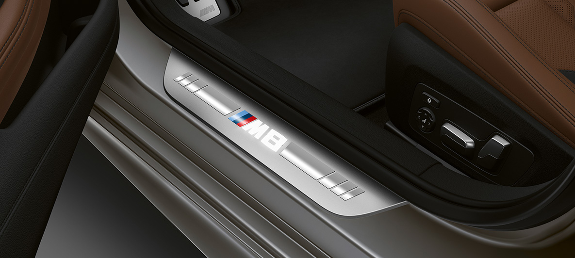 Durvju sliekšņi, BMW M8 Gran Coupé Durvju sliekšņi ar uzrakstu “M8”, BMW M8 Gran Coupé F93 2020, salons