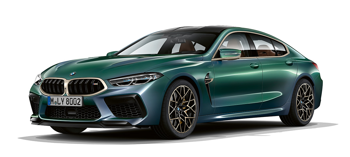 BMW M8 Gran Coupé First Edition, trīs ceturtdaļu priekšpuses skats BMW M8 Gran Coupé First Edition F93 2020, BMW Individual metāliska Aurora Diamond Green krāsa, trīs ceturtdaļu priekšpuses skats
