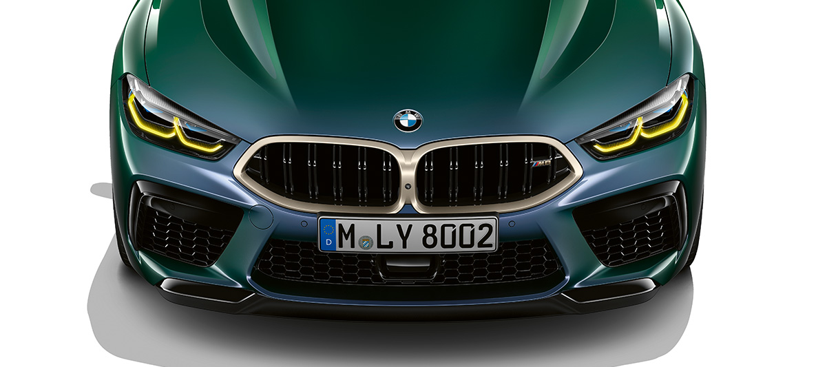 BMW M8 Gran Coupé First Edition, priekšpuses skats BMW M8 Gran Coupé First Edition F93 2020, BMW Individual metāliska Aurora Diamond Green krāsa, priekšpuses skats