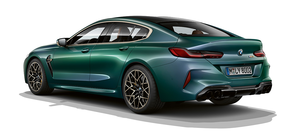 BMW M8 Gran Coupé First Edition, trīs ceturtdaļu aizmugures skats BMW M8 Gran Coupé First Edition F93 2020, BMW Individual metāliska Aurora Diamond Green krāsa, trīs ceturtdaļu aizmugures skats