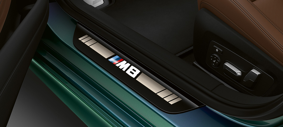 Durvju slieksnis, BMW M8 Gran Coupé First Edition Durvju sliekšņi ar uzrakstu “M8”, BMW M8 Gran Coupé First Edition F93 2020, BMW Individual metāliska Aurora Diamond Green krāsa, salons
