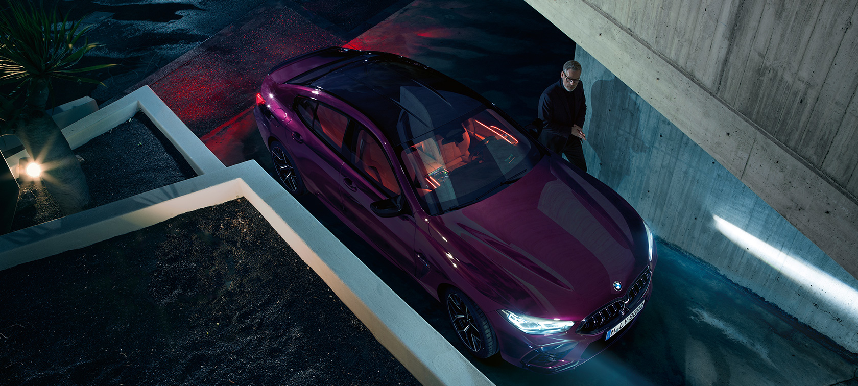 BMW M8 Competition Gran Coupé skats no putna lidojuma BMW M8 Competition Gran Coupé F93 2020, BMW Individual metāliska Ametrine krāsa, stāvot uz ēkas fona, skats no putna lidojuma