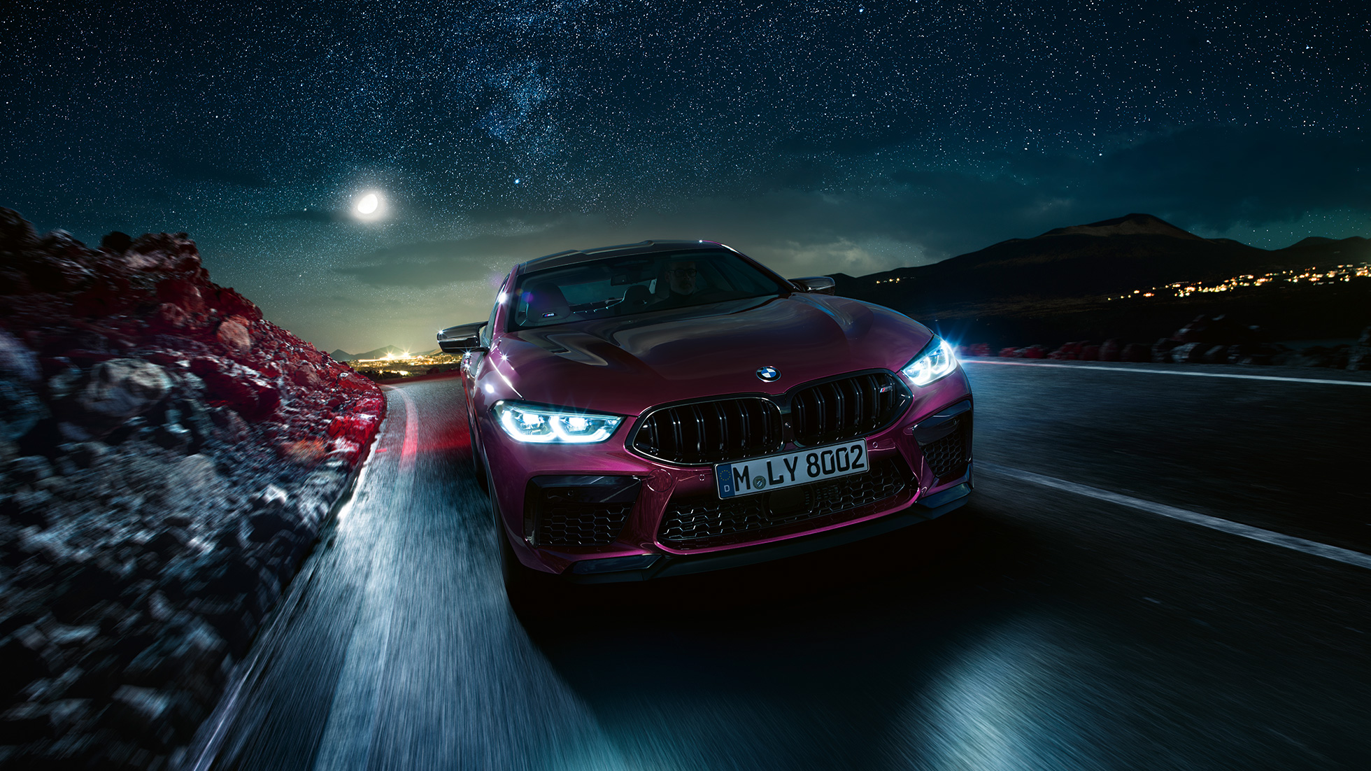 BMW M8 Competition Gran Coupé, braucošs automobilis skatā no priekšpuses BMW M8 Competition Gran Coupé F93 2020, BMW Individual metāliska Ametrine krāsa, braucošs automobilis skatā no priekšpuses