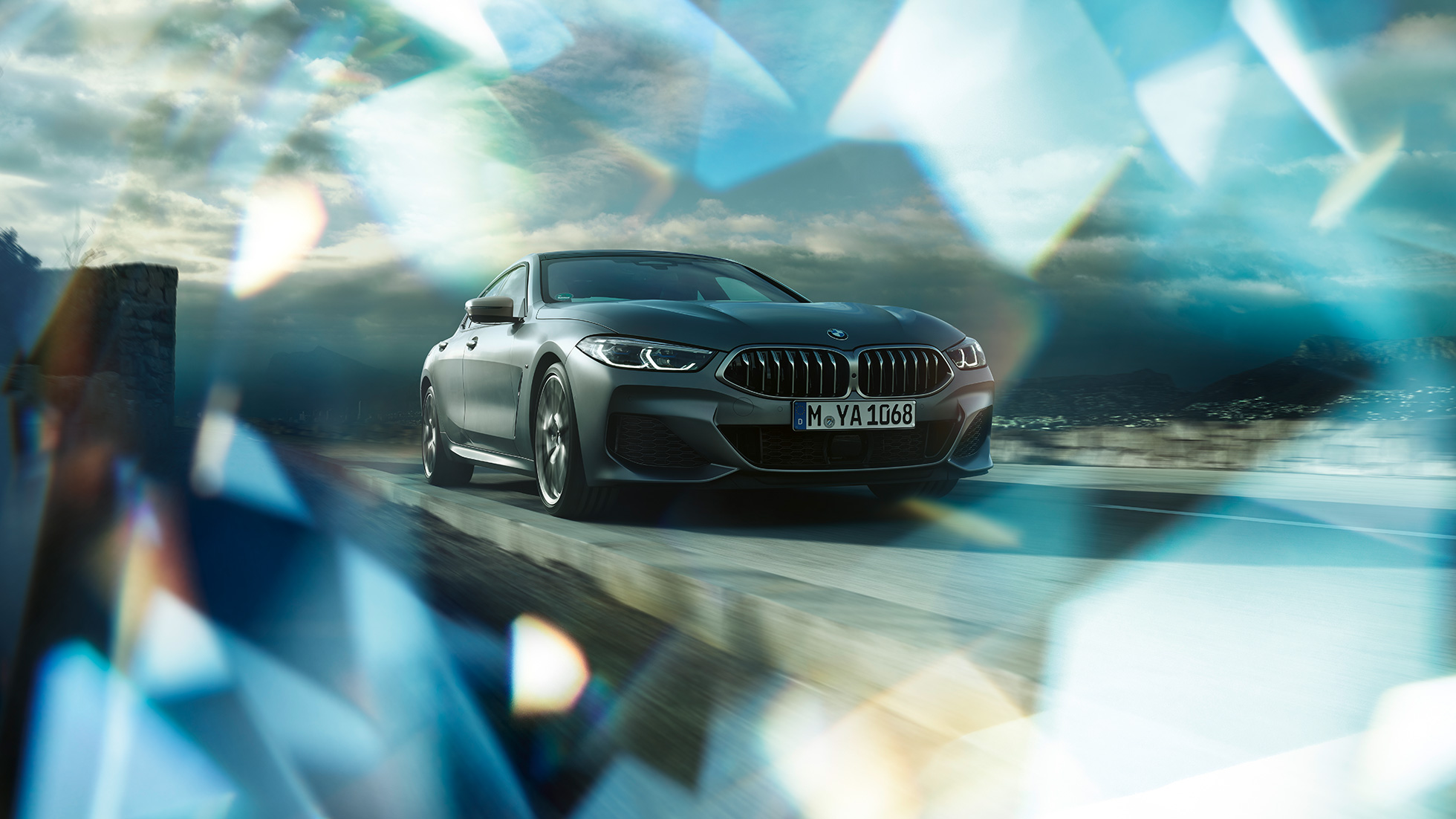 BMW M850i xDrive Gran Coupé, trīs ceturtdaļu priekšpuses skats BMW M850i xDrive Gran Coupé G16 2019, BMW Individual metāliskā Frozen Bluestone krāsā, trīs ceturtdaļu priekšpuses skats