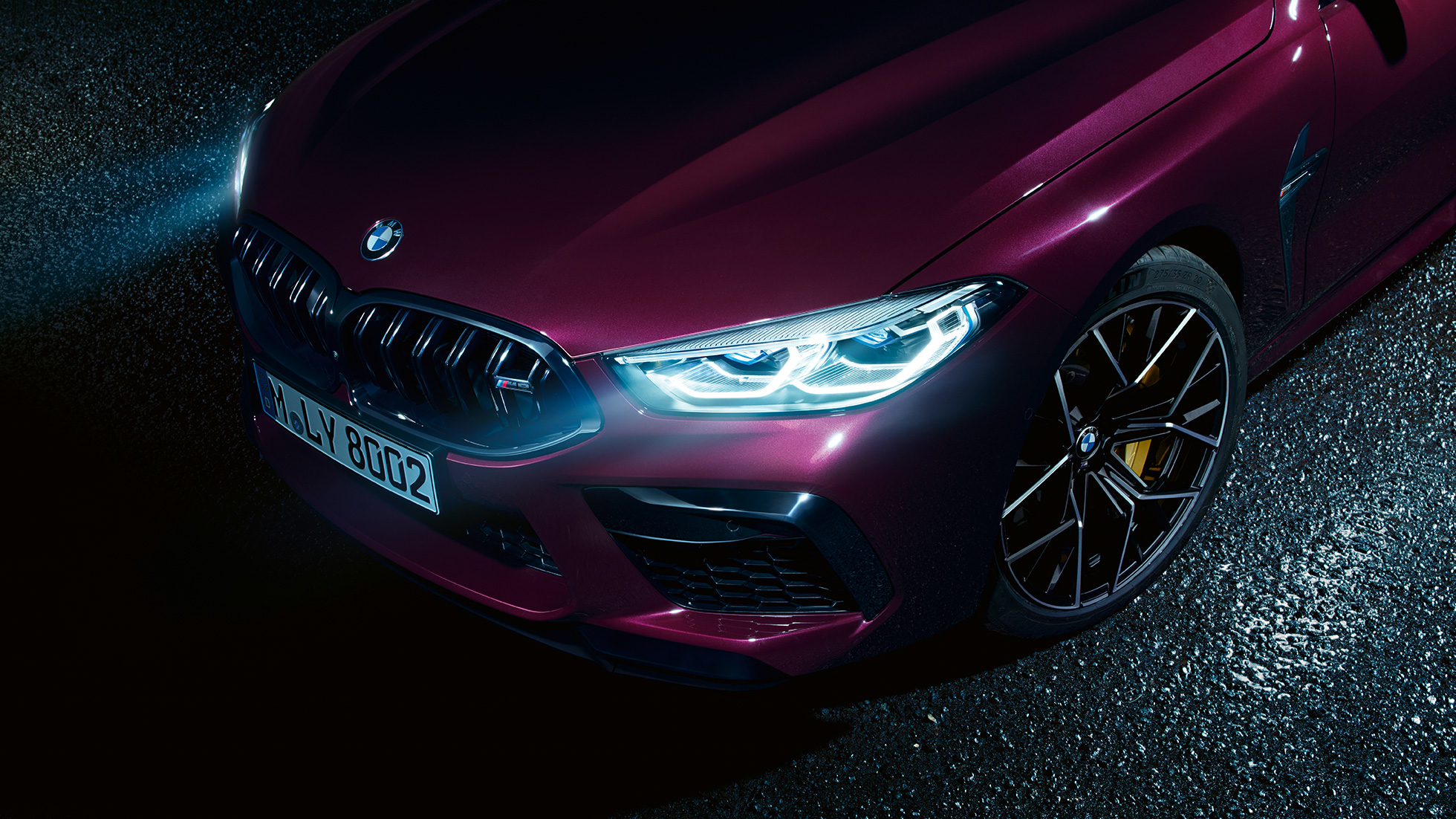 BMW M8 Competition Gran Coupé, tuvplāns priekšpuses sānskatā BMW M8 Competition Gran Coupé ar BMW Laserlight, F93 2020, BMW Individual metāliska Ametrine krāsa, priekšpuses tuvplāns sānskatā