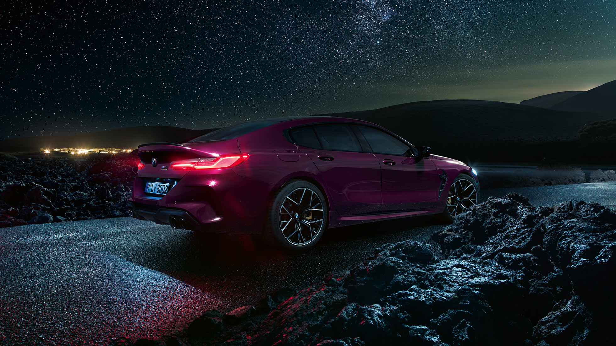 BMW M8 Competition Gran Coupé, trīs ceturtdaļu sānskats no aizmugures. BMW M8 Competition Gran Coupé F93 2020, BMW Individual metāliska Ametrine krāsa, trīs ceturtdaļu aizmugures sānskats