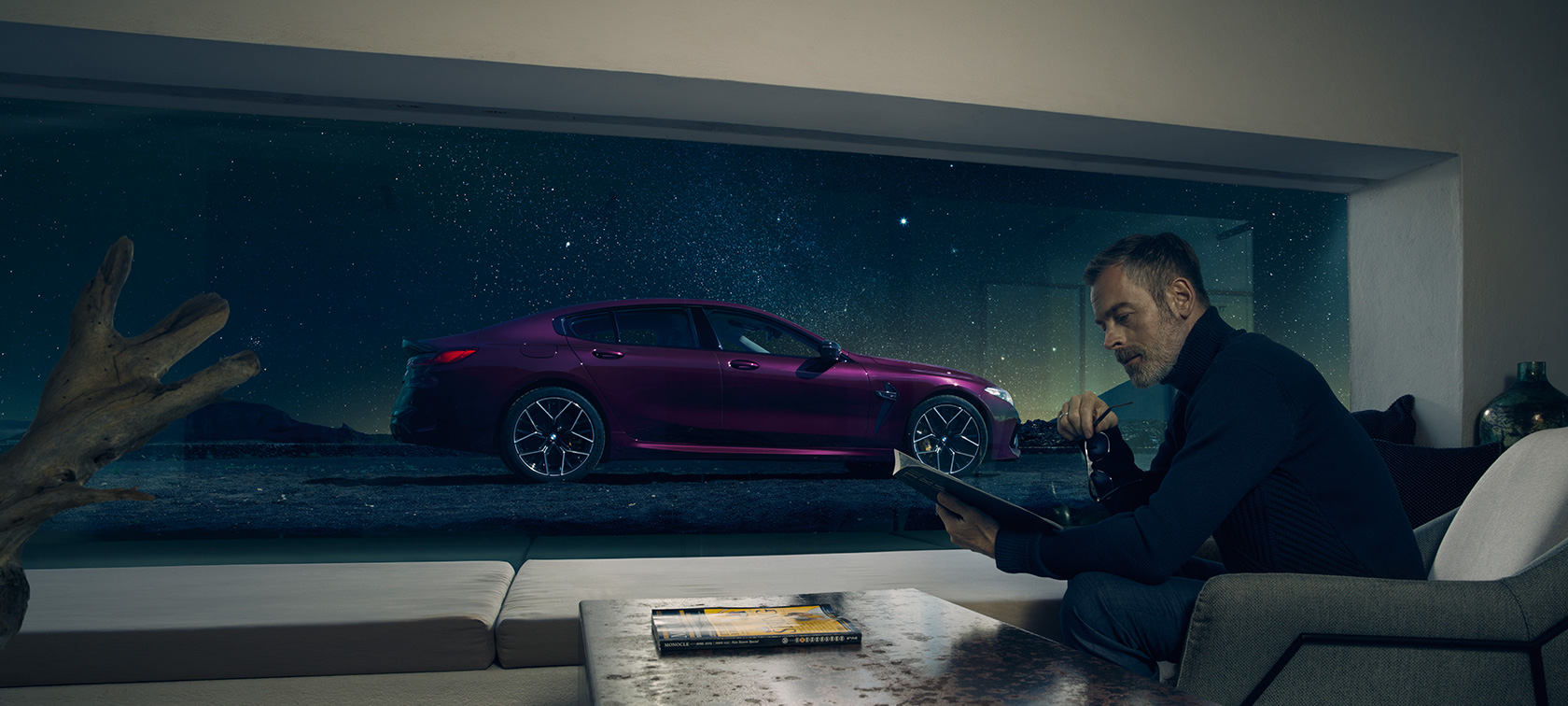 BMW M8 Competition Gran Coupé sānskats caur logu BMW M8 Competition Gran Coupé F93 2020, BMW Individual metāliska Ametrine krāsa, sānskats caur logu