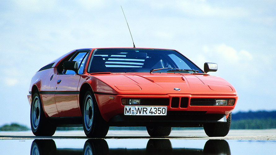 BMW M1 E26, trīs ceturtdaļu priekšpuses skats, stāvošs automobilis BMW M sērija, BMW M1, E26, trīs ceturtdaļu priekšpuses skats, stāvošs automobilis