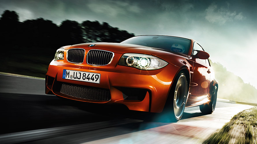 BMW 1. sērijas M Coupé, E82, trīs ceturtdaļu priekšpuses skats, braucienā pa ielu BMW M sērija, BMW 1. sērijas M Coupé, E82, trīs ceturtdaļu priekšpuses skats, braucienā pa ielu