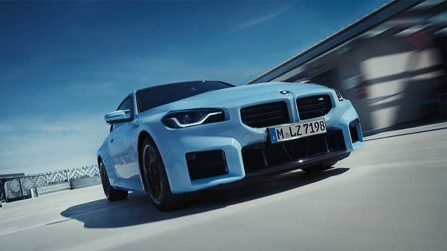 BMW M2, G87, priekšpuses skats, braucienā uz ielas BMW M sērija, BMW M2, G87, priekšpuses skats, braucienā uz ielas