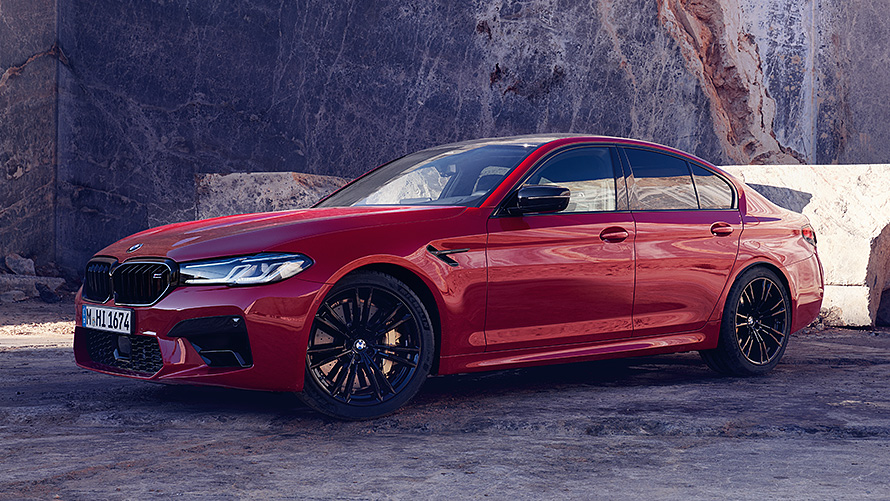 BMW M5, F90, trīs ceturtdaļu priekšpuses skats, braucienā uz ielas BMW M sērija, BMW M5, F90, trīs ceturtdaļu priekšpuses skats, braucienā uz ielas