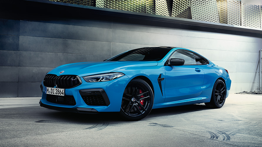 BMW M8, F92, trīs ceturtdaļu aizmugures skats, stāvošs automobilis ar modeli BMW M sērija, BMW M8, F92, trīs ceturtdaļu aizmugures skats, stāvošs automobilis ar modeli