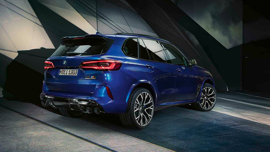 BMW X5 M, F95, trīs ceturtdaļu aizmugures skats, stāvošs automobilis BMW M sērija, BMW X5 M, F95, trīs ceturtdaļu aizmugures skats, stāvošs automobilis