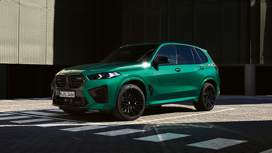 BMW X5 M, F95, trīs ceturtdaļu aizmugures skats, stāvošs automobilis BMW M sērija, BMW X5 M, F95, trīs ceturtdaļu aizmugures skats, stāvošs automobilis