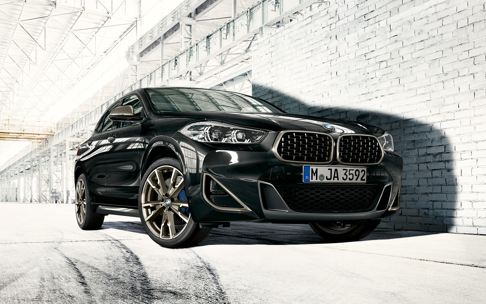 Dubultais elipsveida režģis, BMW X2 M35i (F39), metāliska Sapphire Black krāsa, trīs ceturtdaļu priekšpuses skats, stāvošs automobilis