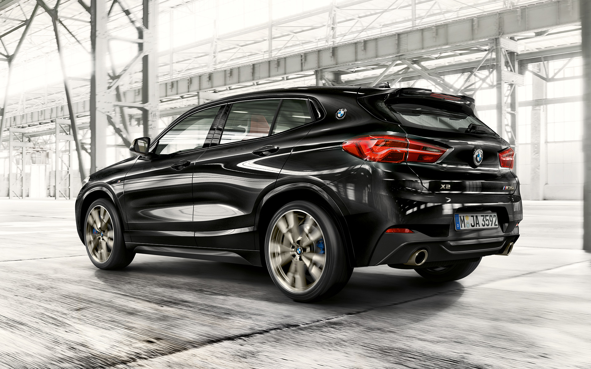 M aizmugurējais spoileris, BMW X2 M35i (F39), metāliska Sapphire Black krāsa, trīs ceturtdaļu priekšpuses skats