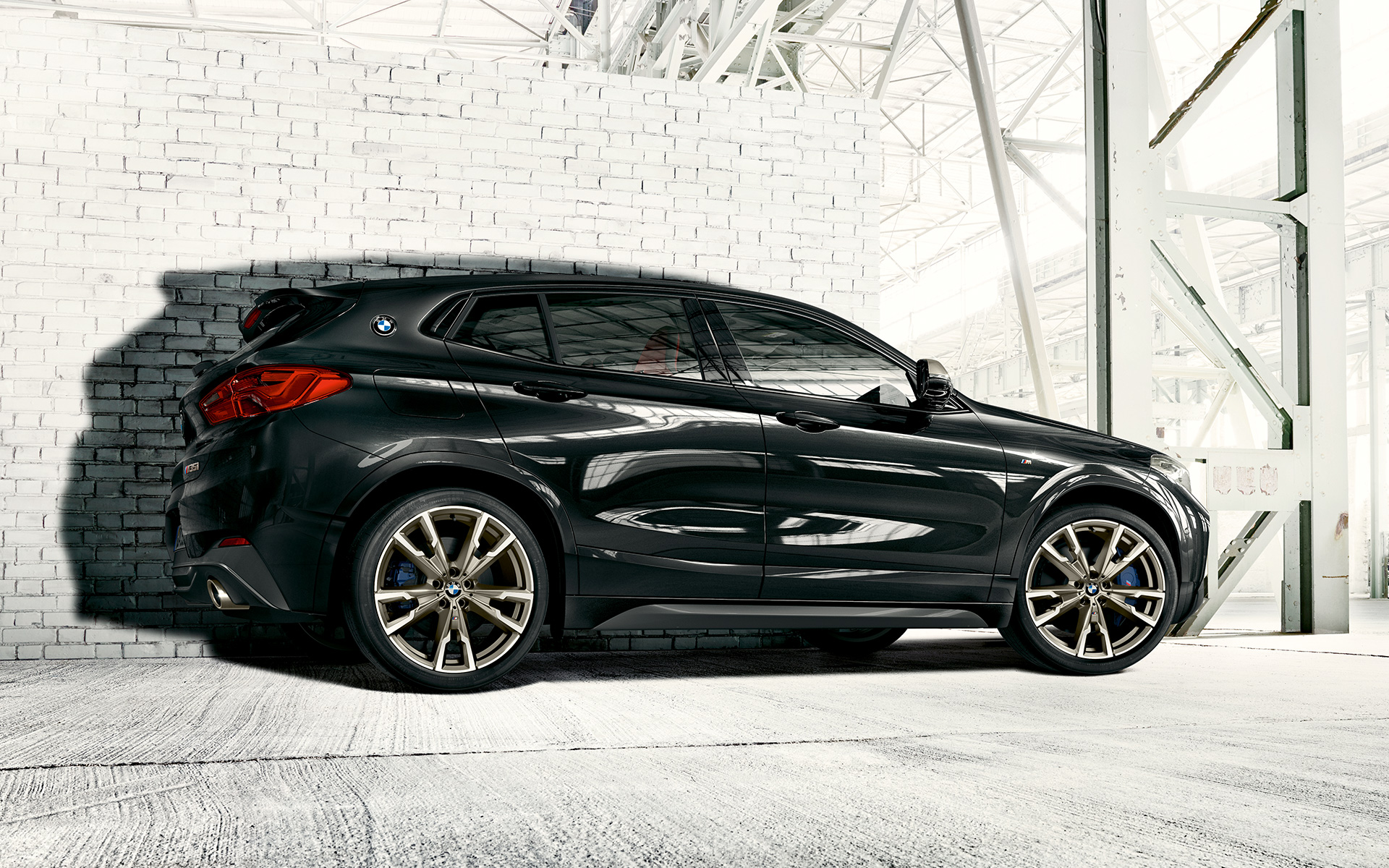 M vieglmetāla diski, BMW X2 M35i (F39), metāliska Sapphire Black, sānskats, stāvošs