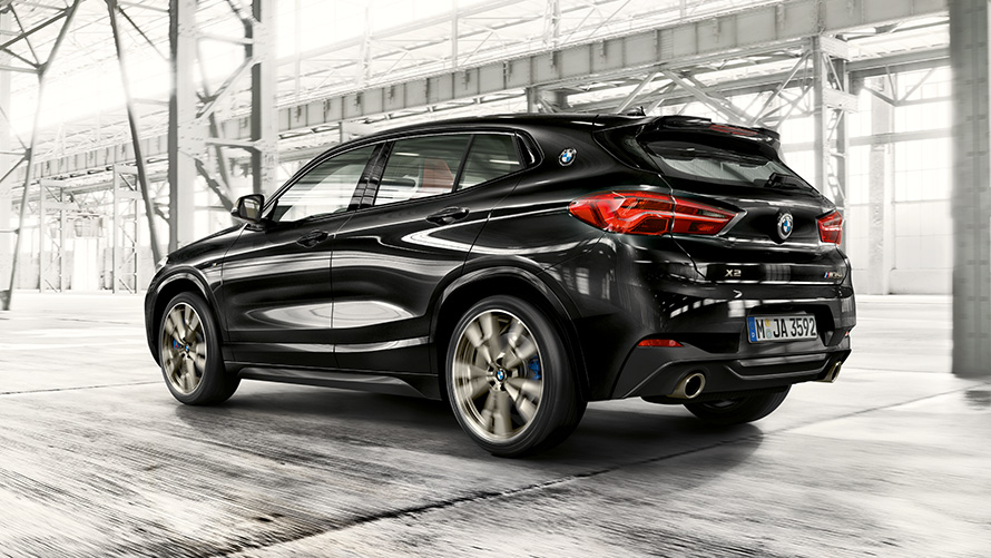 BMW X2 M35i (F39), metāliska Black Sapphire krāsa, trīs ceturtdaļu aizmugures skats, braucošs automobilis BMW X2 M35i (F39), metāliska Black Sapphire krāsa, trīs ceturtdaļu aizmugures skats, braucošs automobilis