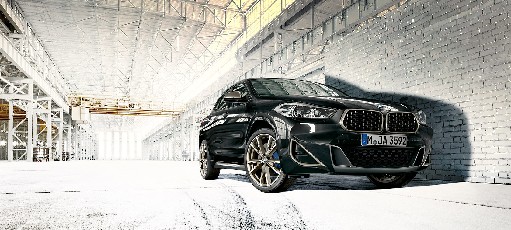 Uzņēmums no zema leņķa, BMW X2 M35i (F39), metāliska Sapphire Black krāsa