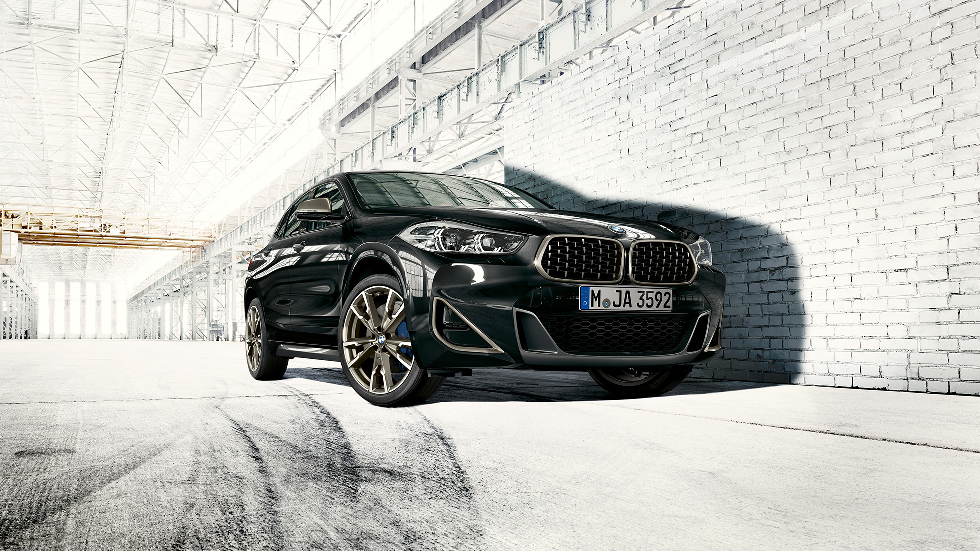 Dubultais elipsveida režģis, BMW X2 M35i Dubultais elipsveida režģis, BMW X2 M35i, metāliska Sapphire Black krāsa, F39, trīs ceturtdaļu priekšpuses skats