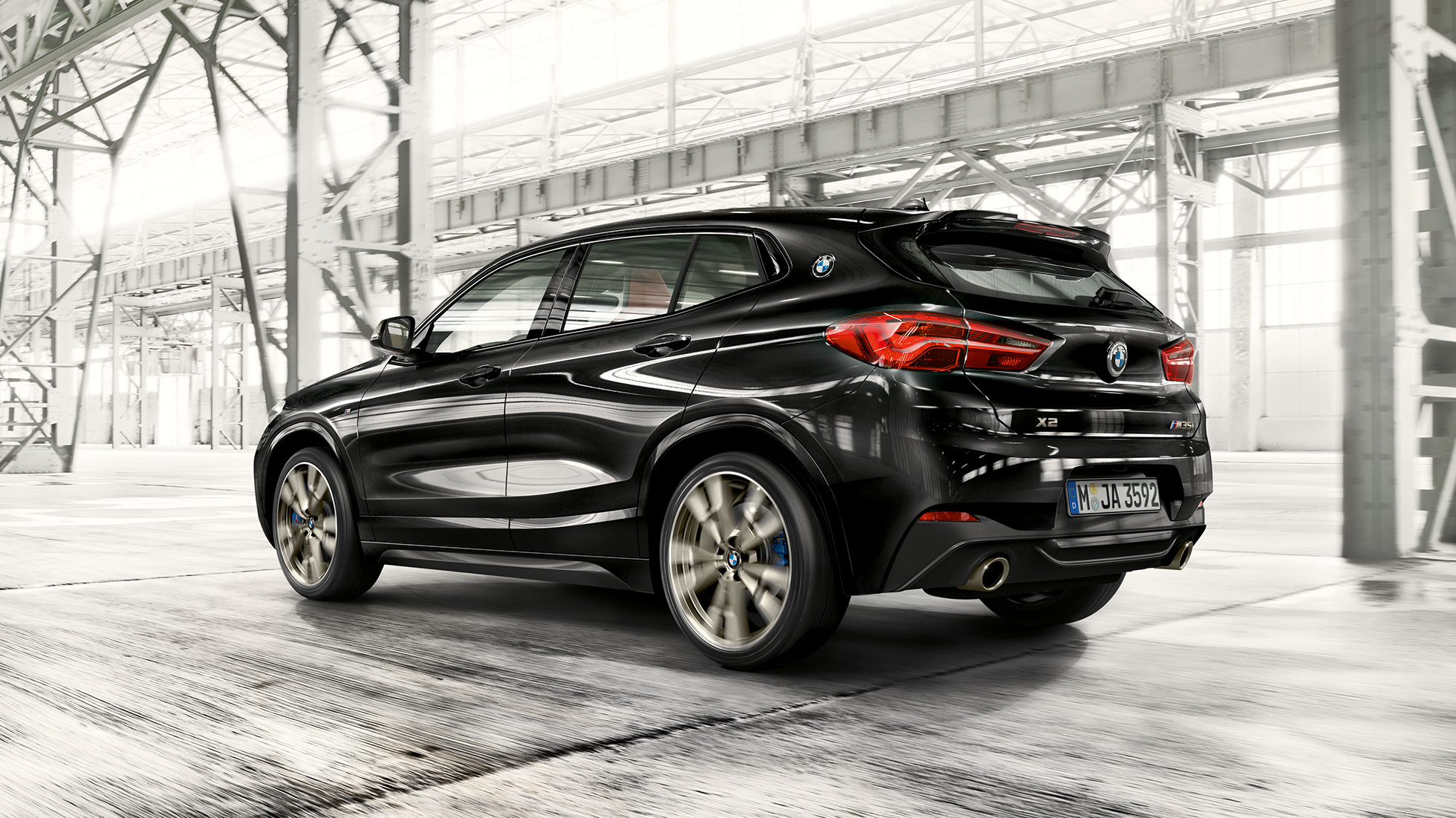 M aizmugurējais spoileris, BMW X2 M35i M aizmugurējais spoileris, BMW X2 M35i, metāliska Sapphire Black krāsa, F39, trīs ceturtdaļu priekšpuses skats