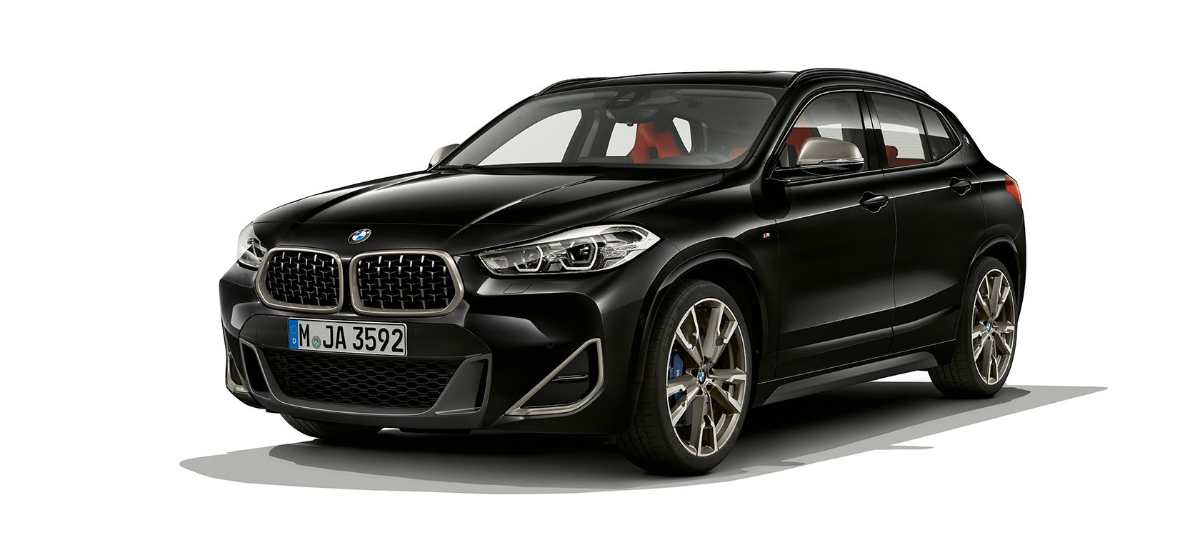 Trīs ceturtdaļu priekšpuses skats, BMW X2 M35i F39 Trīs ceturtdaļu priekšpuses skats, BMW X2 M35i 2018 F39, metāliska Sapphire Black krāsa