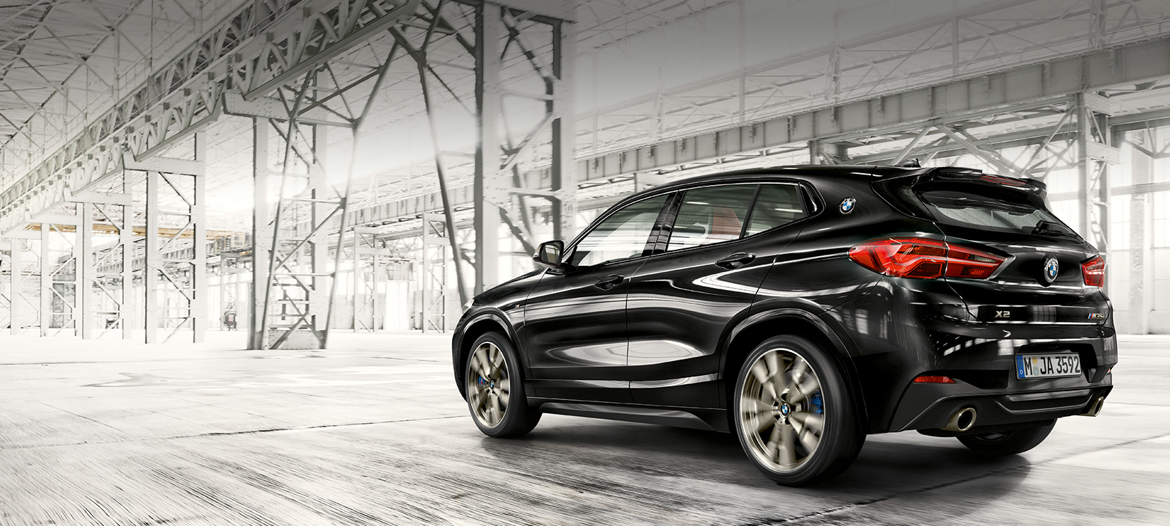 Trīs ceturtdaļu aizmugures skats, BMW X2 M35i BMW X2 M35i, metāliska Sapphire Black krāsa, F39, trīs ceturtdaļu aizmugures skats
