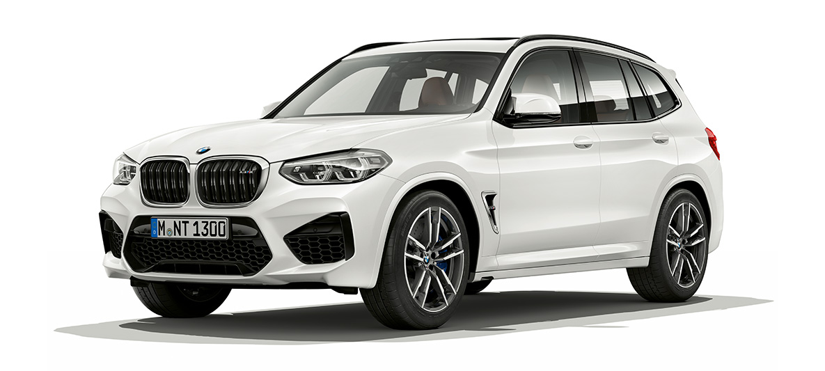 BMW X3 M, trīs ceturtdaļu skats no sāniem. BMW X3 M Alpine White krāsā, virsbūve, trīs ceturtdaļu skats no sāna.