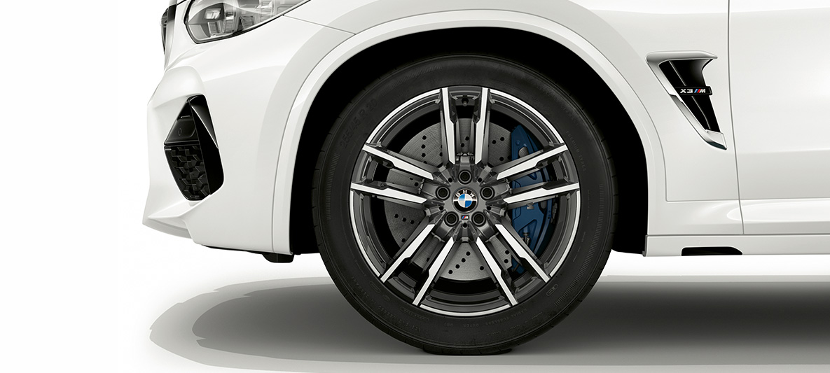 BMW X3 M, 20 collu M vieglmetāla diski Orbit Grey krāsā. BMW X3 M Alpine White krāsā, virsbūve, 21 collas M vieglmetāla diski Orbit Grey krāsā.