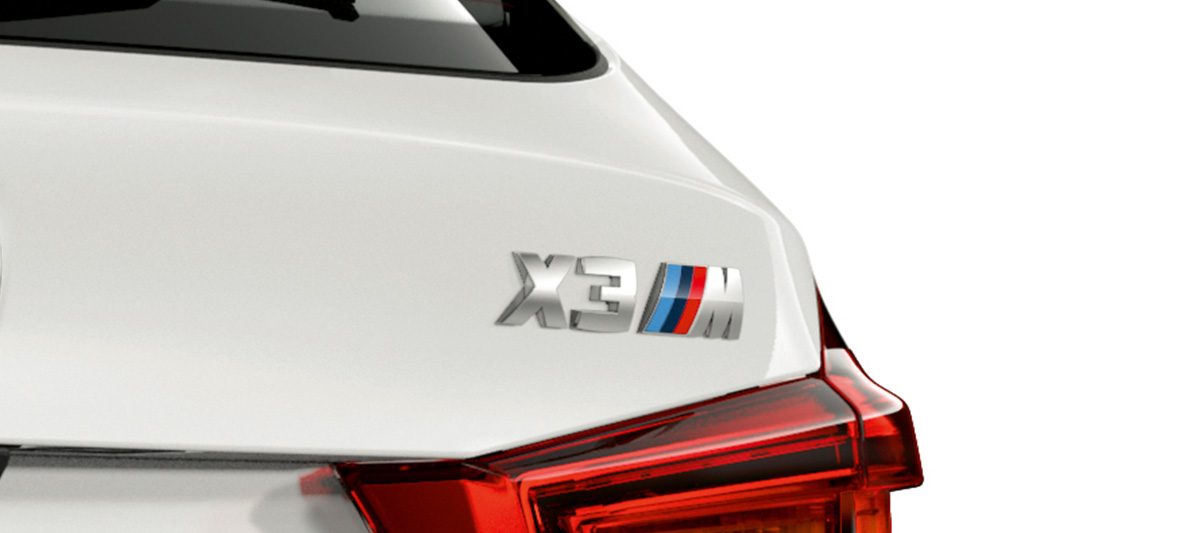 BMW X3 M, modeļa uzraksts. BMW X3 M Alpine White krāsā, virsbūve, aizmugure ar modeļa uzrakstu.
