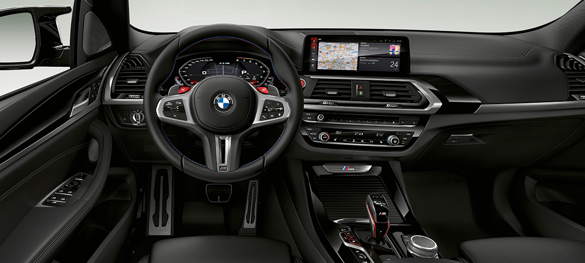 BMW X3 M, M ādas stūre. BMW X3 M, salons, kokpits, M ādas stūre ar M īpašo kontrastējošo šuvumu.