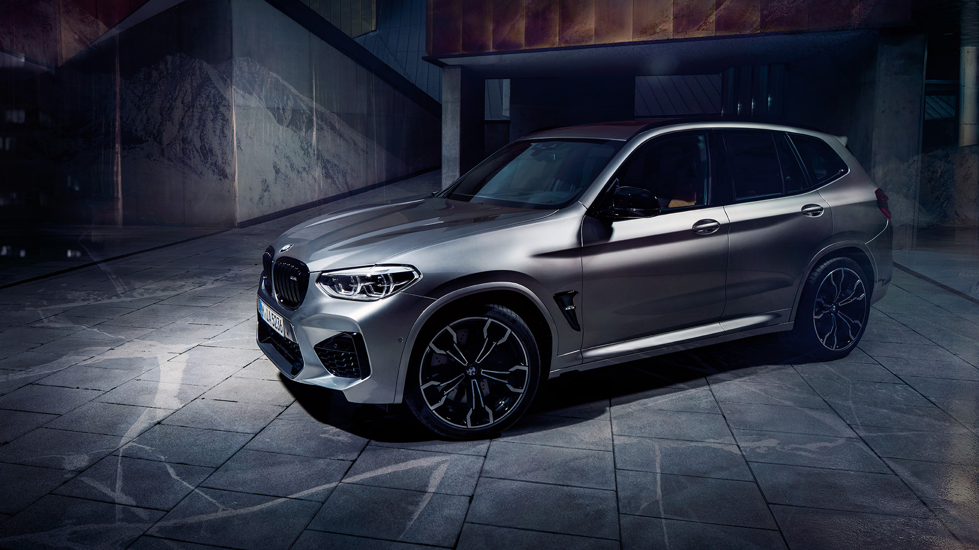 BMW X3 M Competition, skats no sāniem. BMW X3 M Competition metāliskā Donington Grey krāsā, virsbūve, skats no sāniem.
