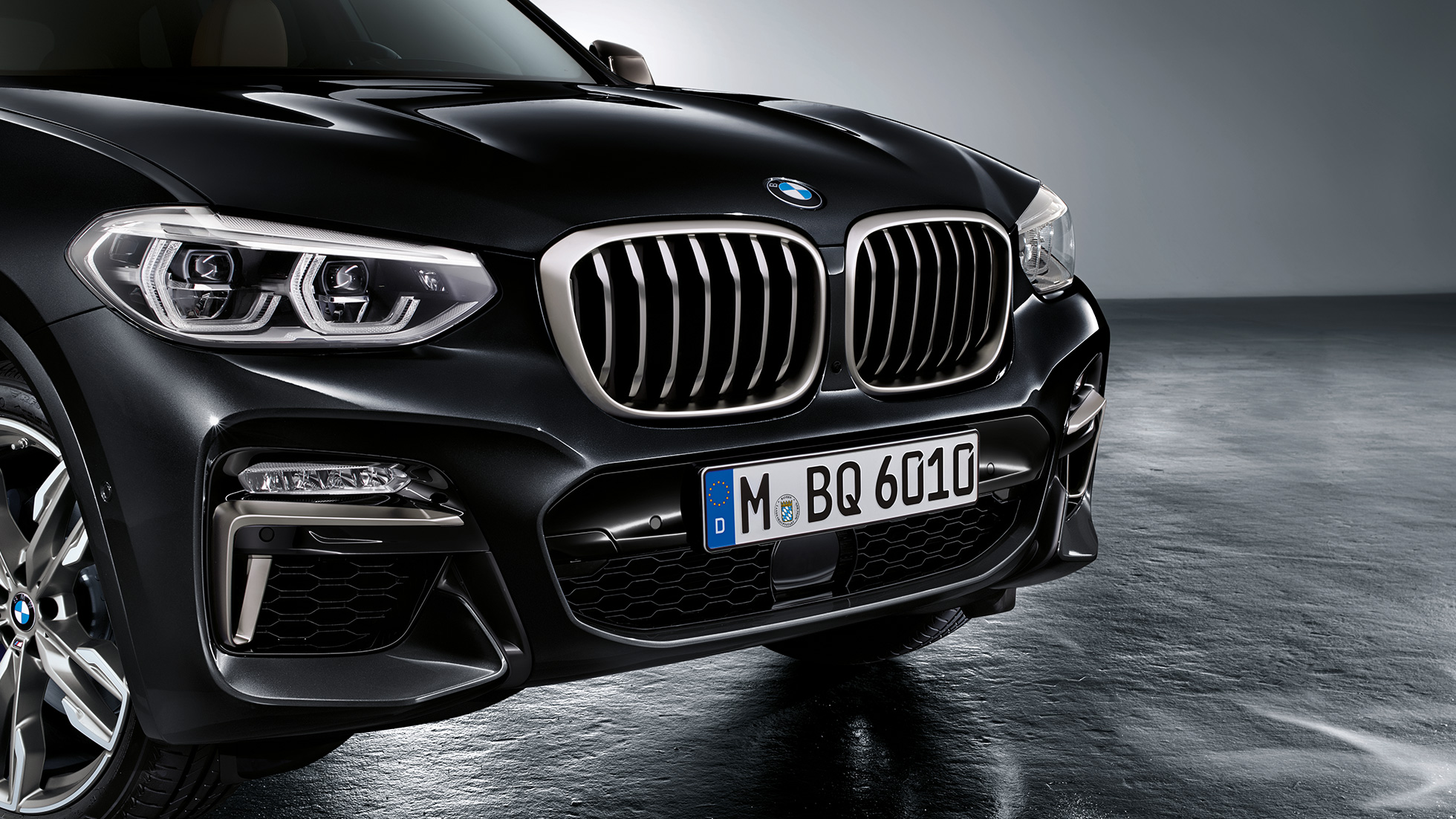 BMW X3 M40i un BMW X3 M40d, priekšdaļa. BMW X3 M40i un BMW X3 M40d metāliskā Black Sapphire krāsā, virsbūve, priekšdaļa ar Cerium Grey krāsas dizaina elementiem.