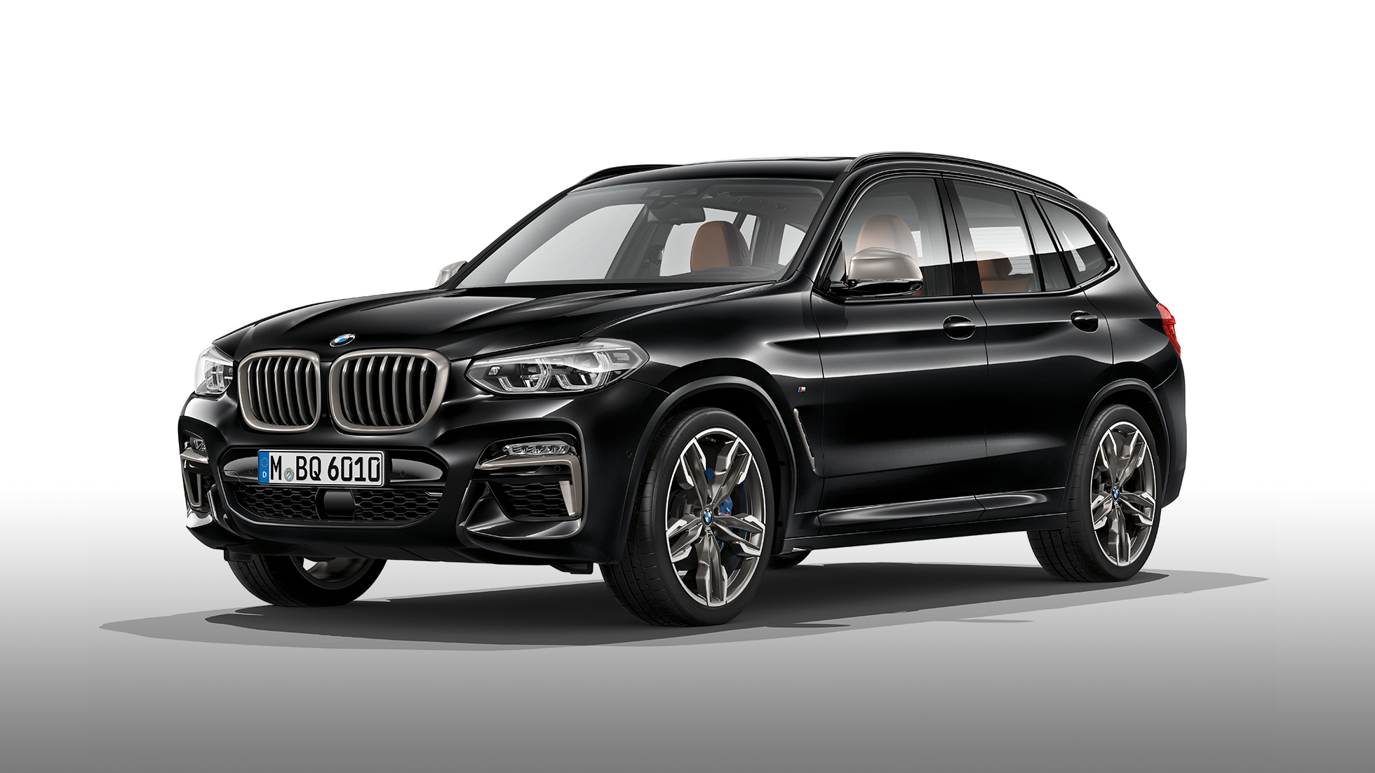 BMW X3 M40i un BMW X3 M40d, skats no sāna. BMW X3 M40i un BMW X3 M40d metāliskā Black Sapphire krāsā, virsbūve, skats no sāna.