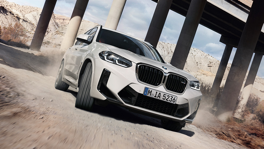 BMW X3 M, F97, LCI, atjaunināts, 2021, trīs ceturtdaļu priekšpuses skats, braucot līkumā BMW X3 M, F97, LCI, atjaunināts, 2021, Alpine White krāsa, trīs ceturtdaļu priekšpuses skats, braucot līkumā