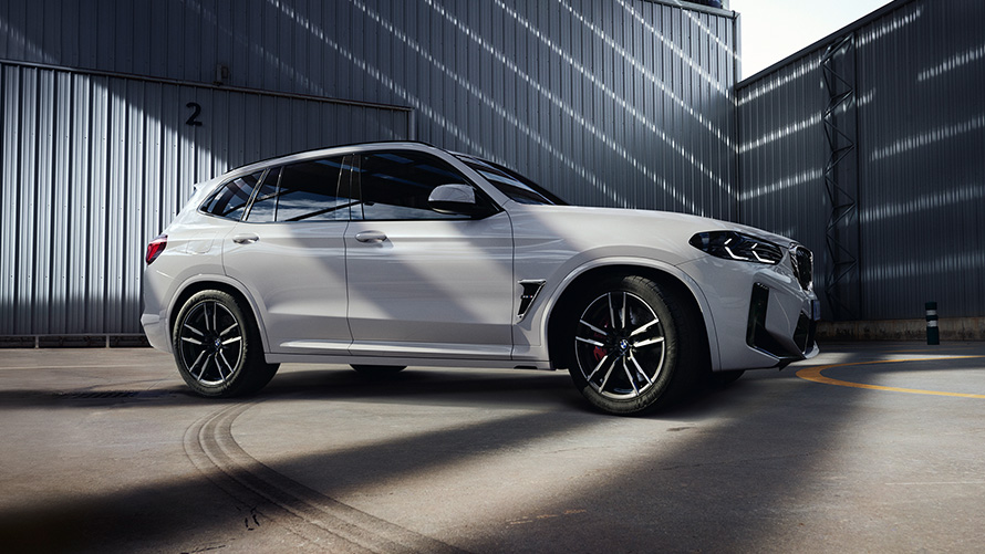 BMW X3 M, F97, LCI, atjaunināts, 2021, Alpine White krāsa, sānskats, stāvošs automobilis BMW X3 M, F97, LCI, atjaunināts, 2021, Alpine White krāsa, sānskats, stāvošs automobilis