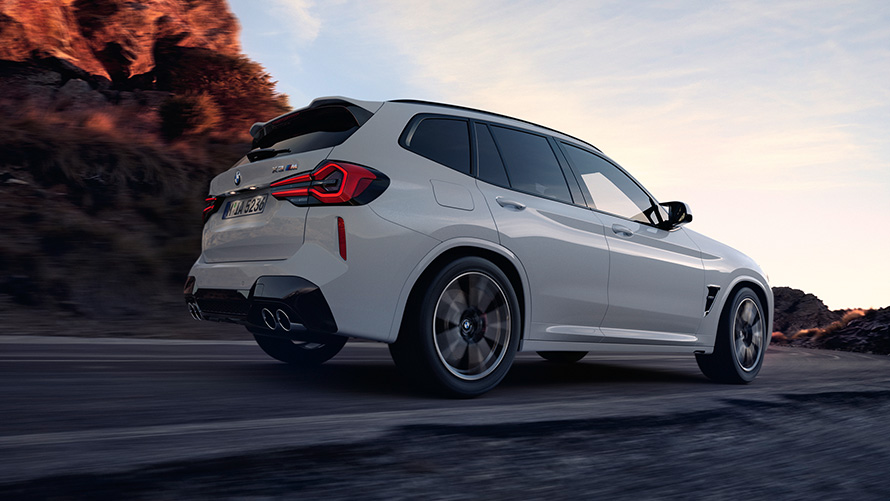 BMW X3 M, F97, LCI, atjaunināts, 2021 sānskats, uzņēmums no zema leņķa BMW X3 M, F97, LCI, atjaunināts, 2021, Alpine White krāsa, sānskats, uzņēmums no zema leņķa